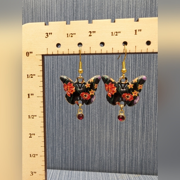 Black and Red Dangle Earrings with Elegant Design - Picture 2 of 2